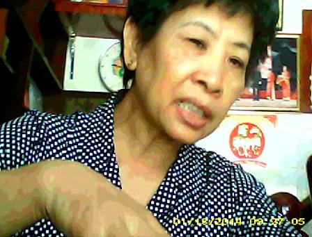 Lòng đường trước chợ Lạc Quang, TP HCM, bị "tận dụng" làm bãi rác? 